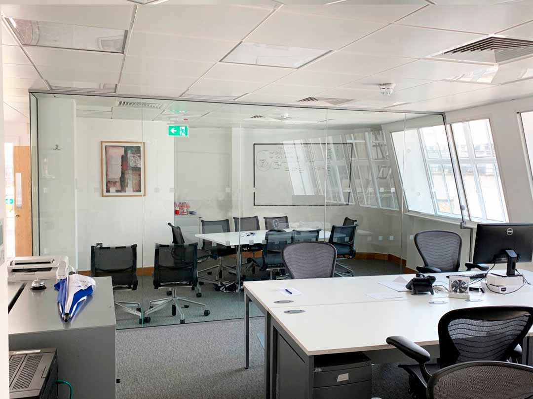 переговорная комната в офисе из стеклянных перегородок