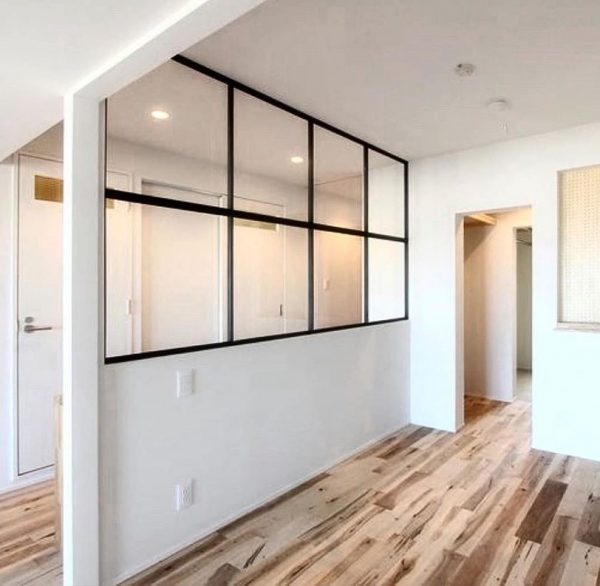 Разделение пространства в квартире и доме стеклянной перегородкой в стиле лофт