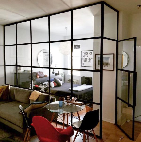 перегородка в стиле лофт в кабинете в интерьере частного дома с закаленым стеклом